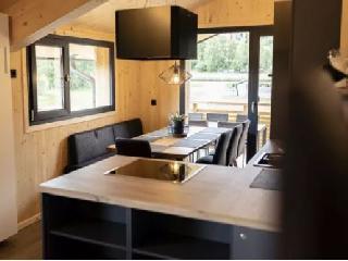 ÚJ PÁLYASZÁLLÁS apartmanok Kreischbergen! - 6=7 AKCIÓ! 1 éj INGYENES!
2022. 11. 26. - 12. 23. között

-5% KEDVEZMÉNY a táblázatban szereplő árakból!
10% kedvezmény a helyi Intersport síkölcsönzőben.